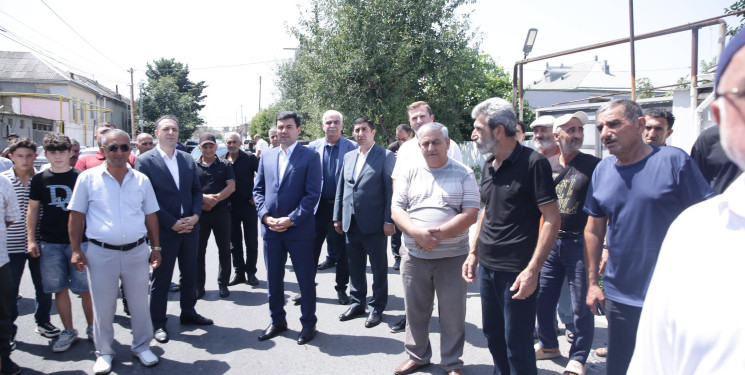 Xaçmaz Rayon İcra Hakimiyyətinin başçısı Elnur Rzayev şəhid atasının dəfn mərasimində iştirak edib
