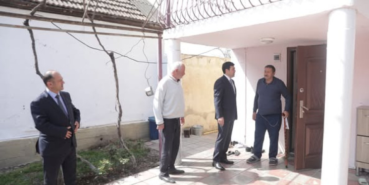 Elnur Rzayev müalicədən qayıdan şəhid atasını evində ziyarət edib.