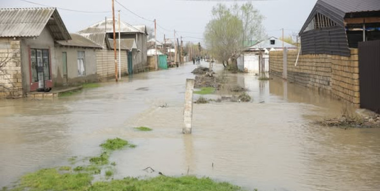 İstisu qəsəbəsində 150-dən çox fərdi yaşayış evi sel sularından ciddi zərər görüb, icra başçısı təbii fəlakətdən zərərçəkmiş sakinlərlə görüşüb